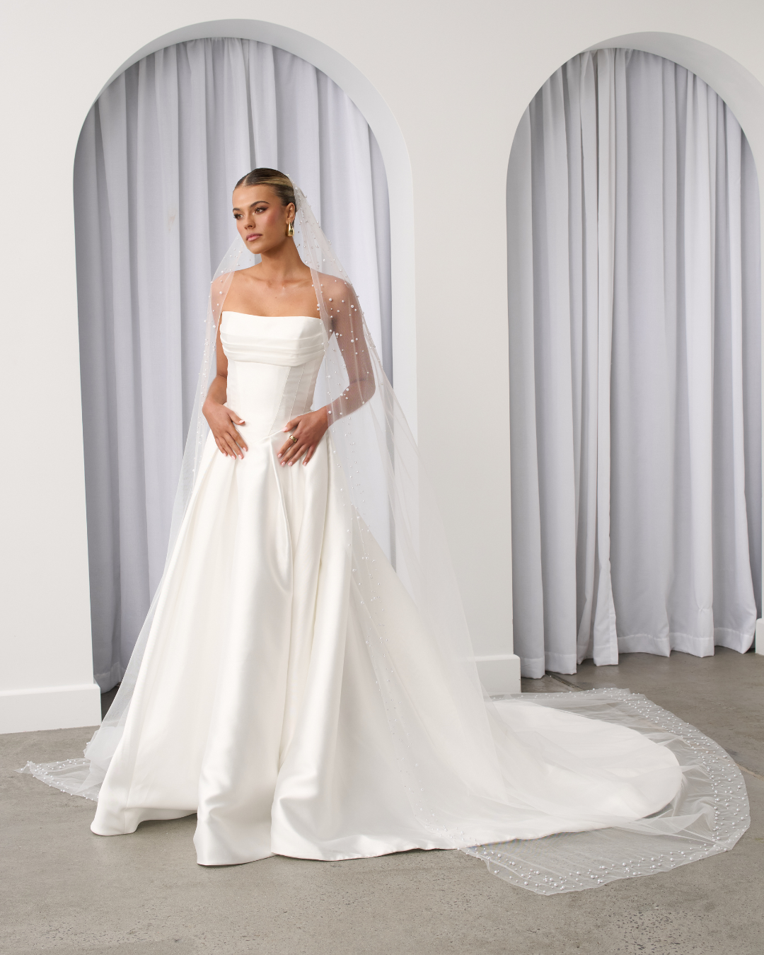 Pearl Trim Sheath Veil